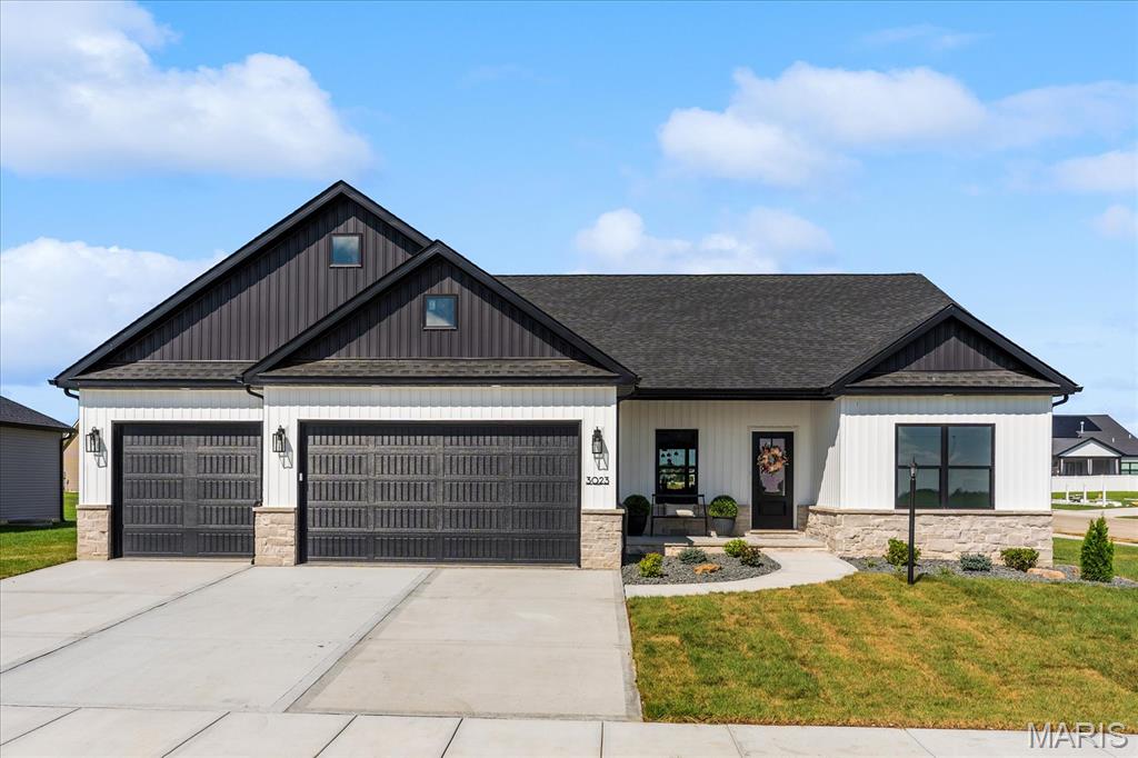 3023 Mobile Drive, Glen Carbon, IL, 62034 - 5 bed, 3 bath home for sale in Glen Carbon, MO