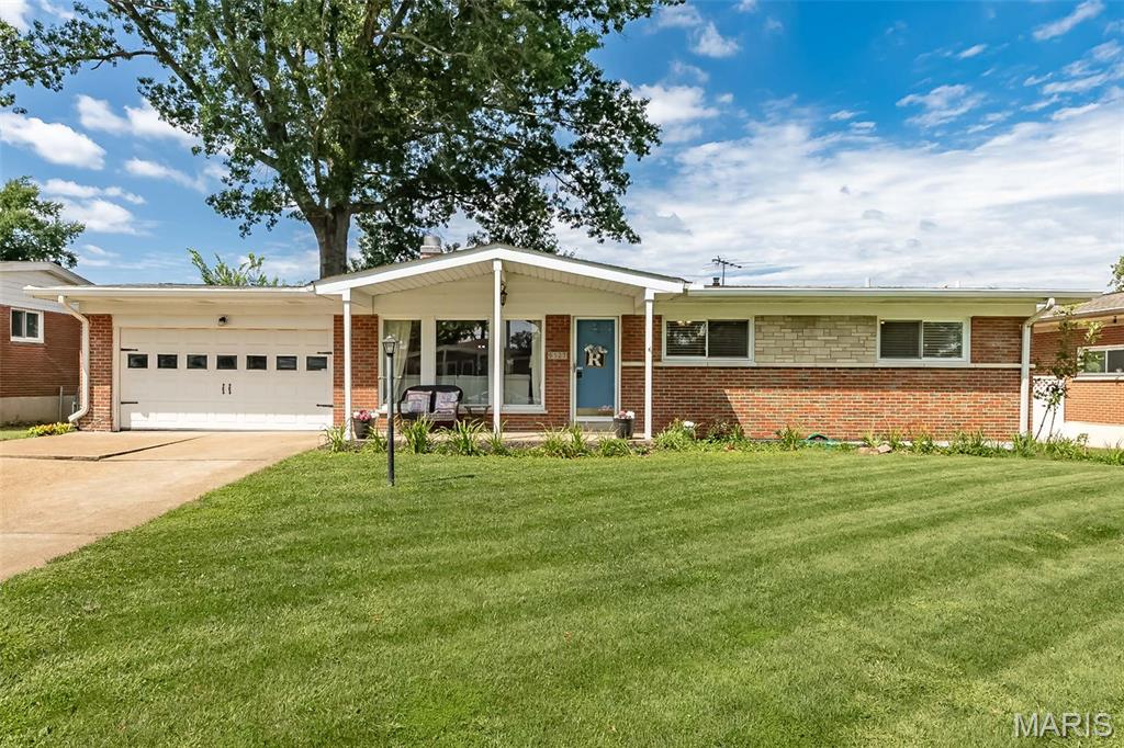 9327 Ewers Drive, Crestwood, MO, 63126 - 3 bed, 2 bath home for sale in Crestwood, MO