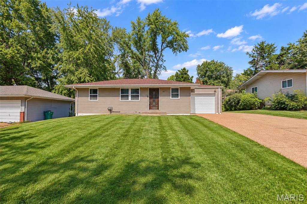 821 Font Lane, Bellefontaine Neighbors, MO, 63137 - 3 bed, 2 bath home for sale in Bellefontaine Nghbrs, MO
