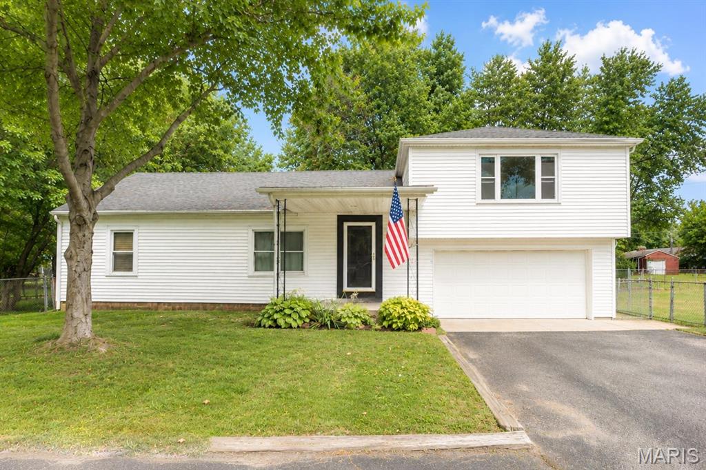 15 Belle Drive, Fairview Heights, IL, 62208 - 4 bed, 2 bath home for sale in Fairview Heights, MO