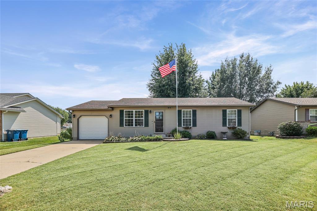 20 Crest Dr, Highland, IL, 62249 - 3 bed, 2 bath home for sale in Highland, MO