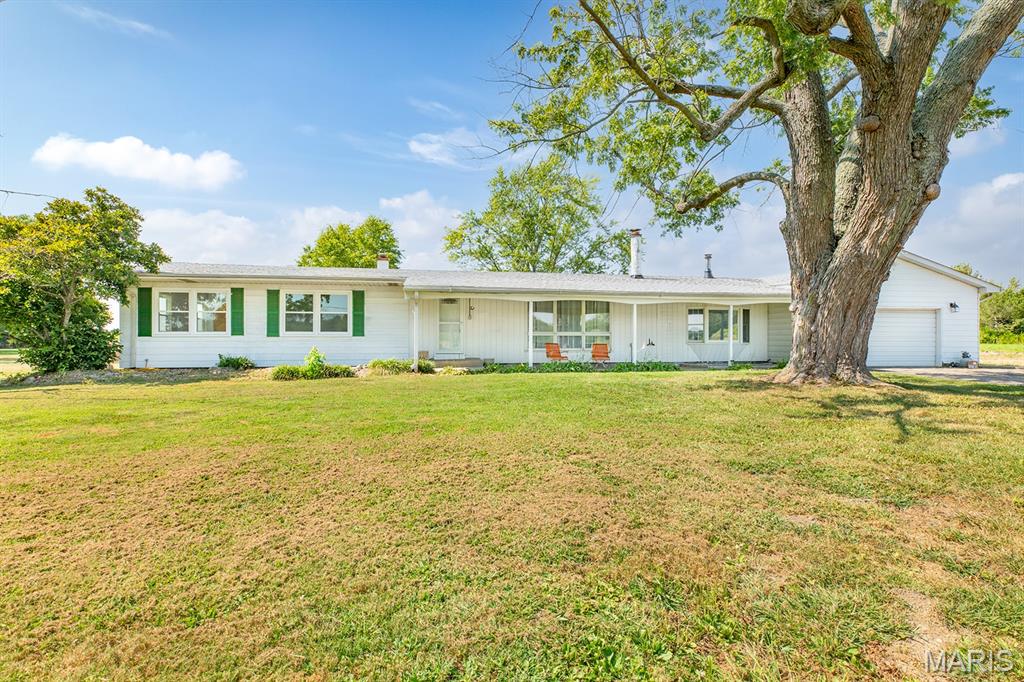 8204 Montclaire Avenue, Brighton, IL, 62012