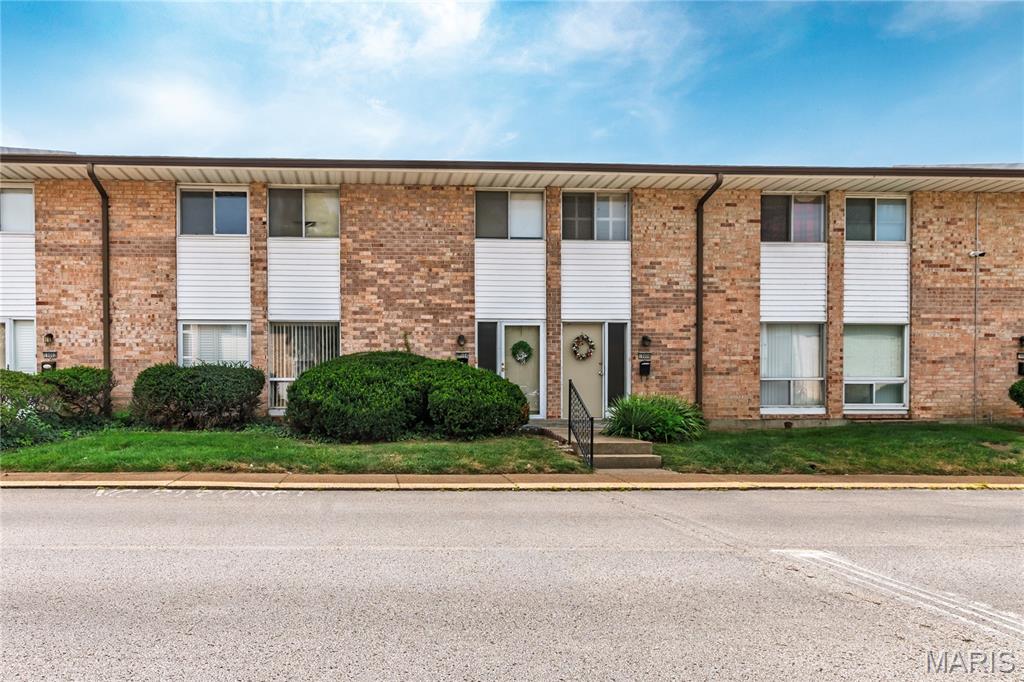 10004 Sakura Drive, Unincorporated, MO, 63128 - 3 bed, 3 bath home for sale in Unincorporated, MO