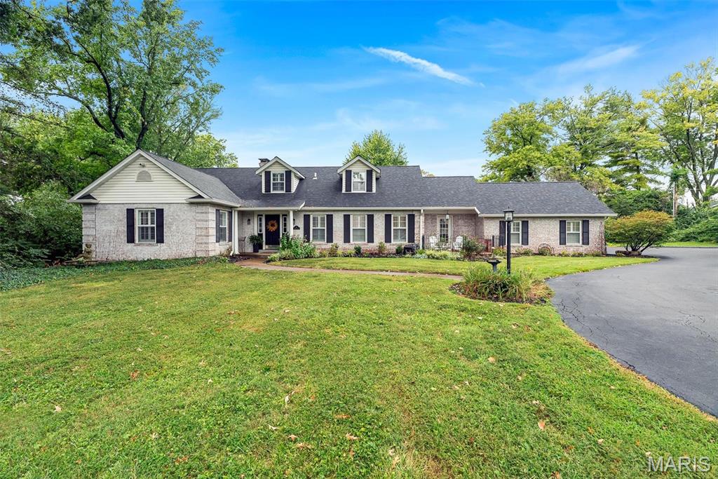14 Long Meadows Lane, Town and Country, MO, 63131